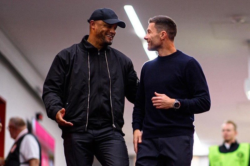 SATU GURU: Vincent Kompany dan Xabi Alonso berbincang usai pertandingan lalu, keduanya murid Pep Guardiola yang kini menjadi rivalitas.&nbsp;