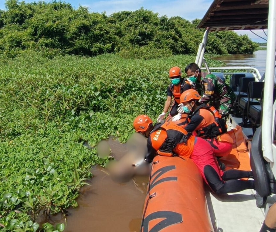 Evakuasi: Tim gabungan dari Basarnas, pihak kepolisian bersama instansi terkait lainnya mengevakuasi mayat pria yang mengapung di Sungai Kapuas.