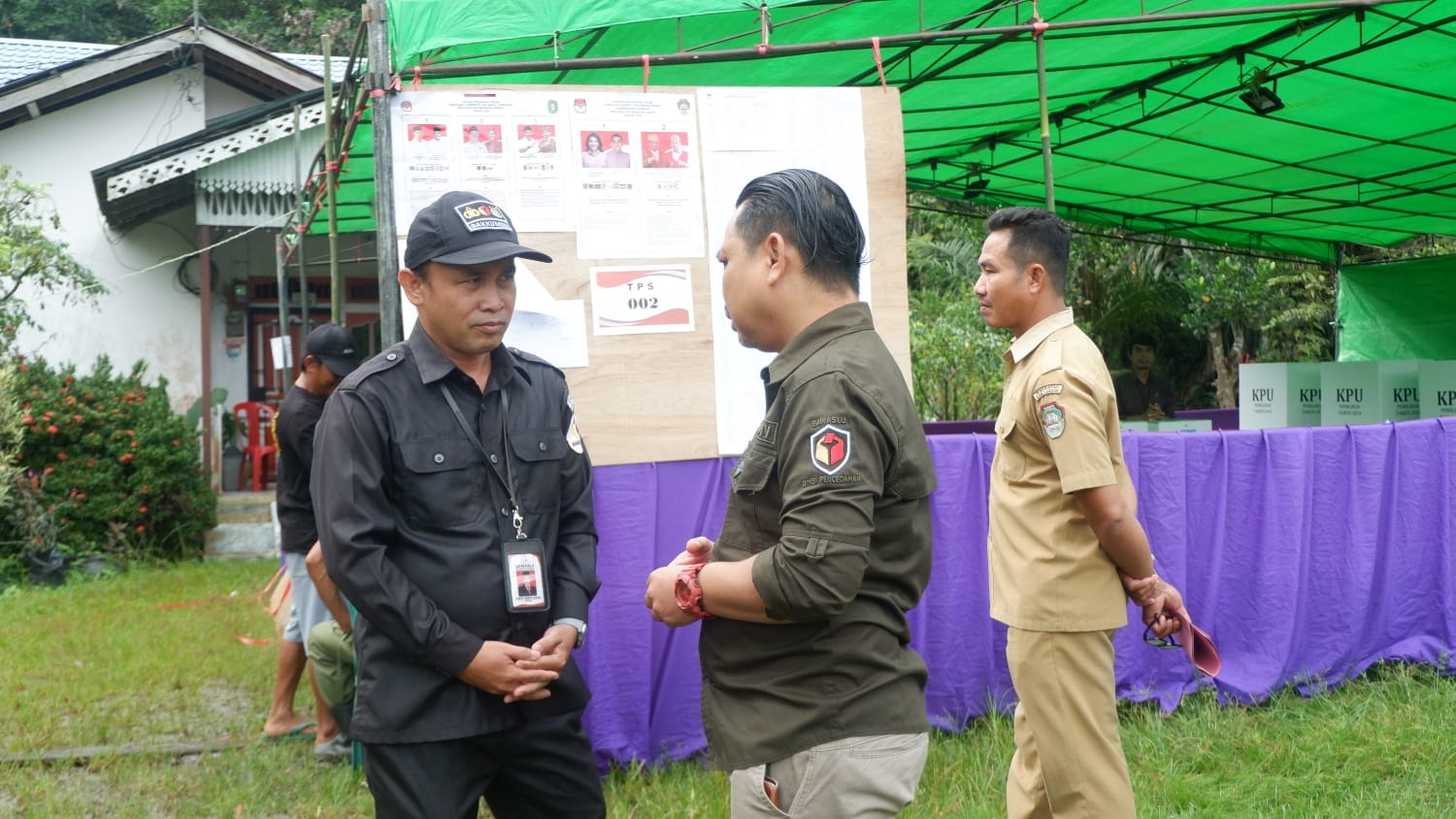 PSU: Suasana Pemilihan Suara Ulang (PSU) yang dilakukan di TPS 002 Desa Amboyo Selatan, Kecamatan Ngabang, Senin (02/12).