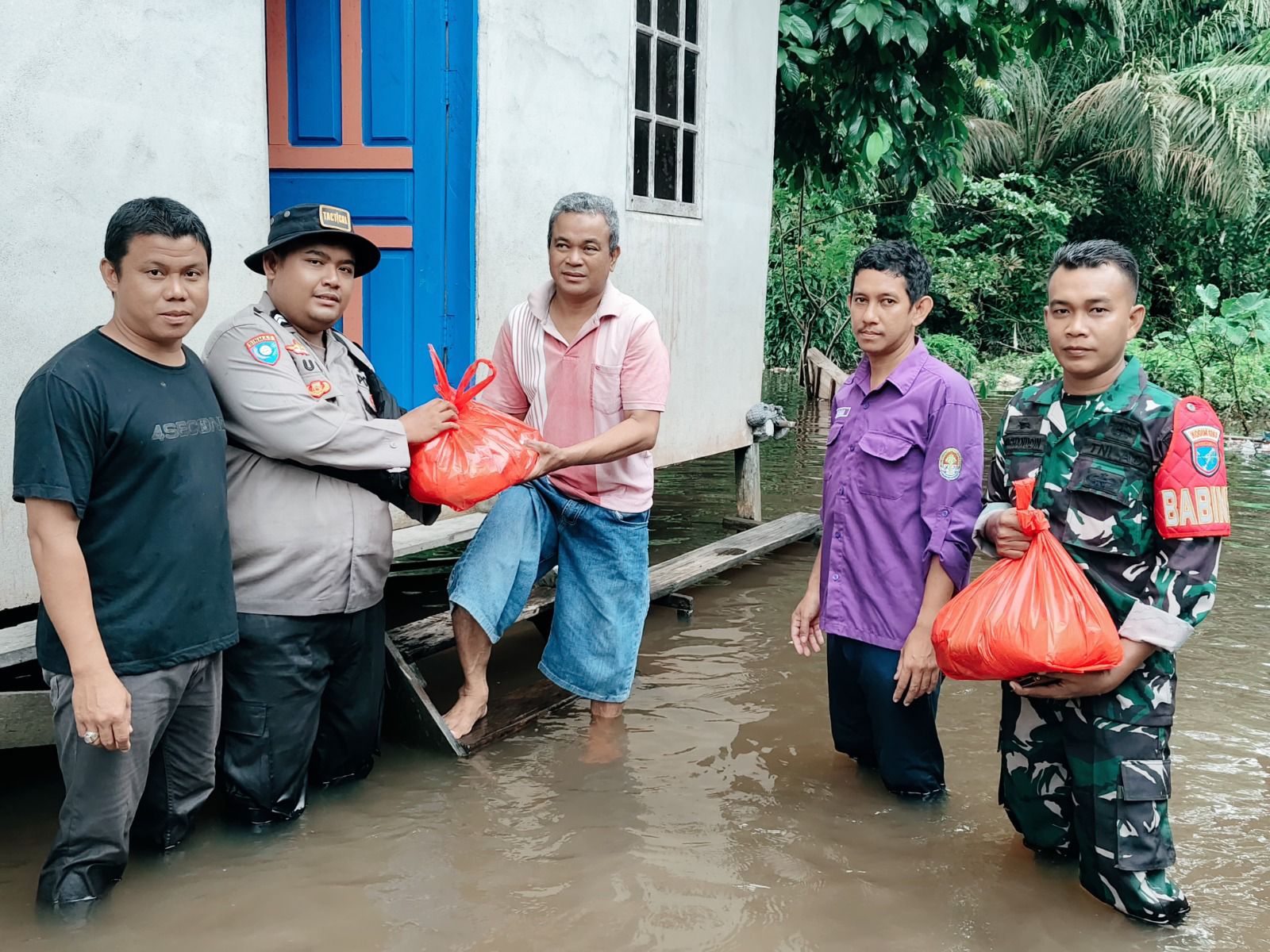SALURKAN BANTUAN : Tim gabungan menyalurkan bantuan kepada warga terdampak banjir di Kecamatan Nanga Tayap.