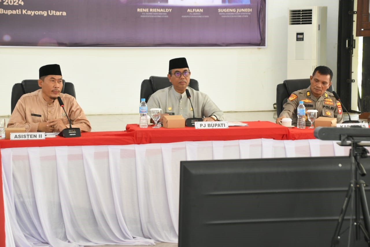 PLENO:&nbsp; Penjabat Bupati Kayong Utara Alfian saat memimpin langsung rapat pleno.