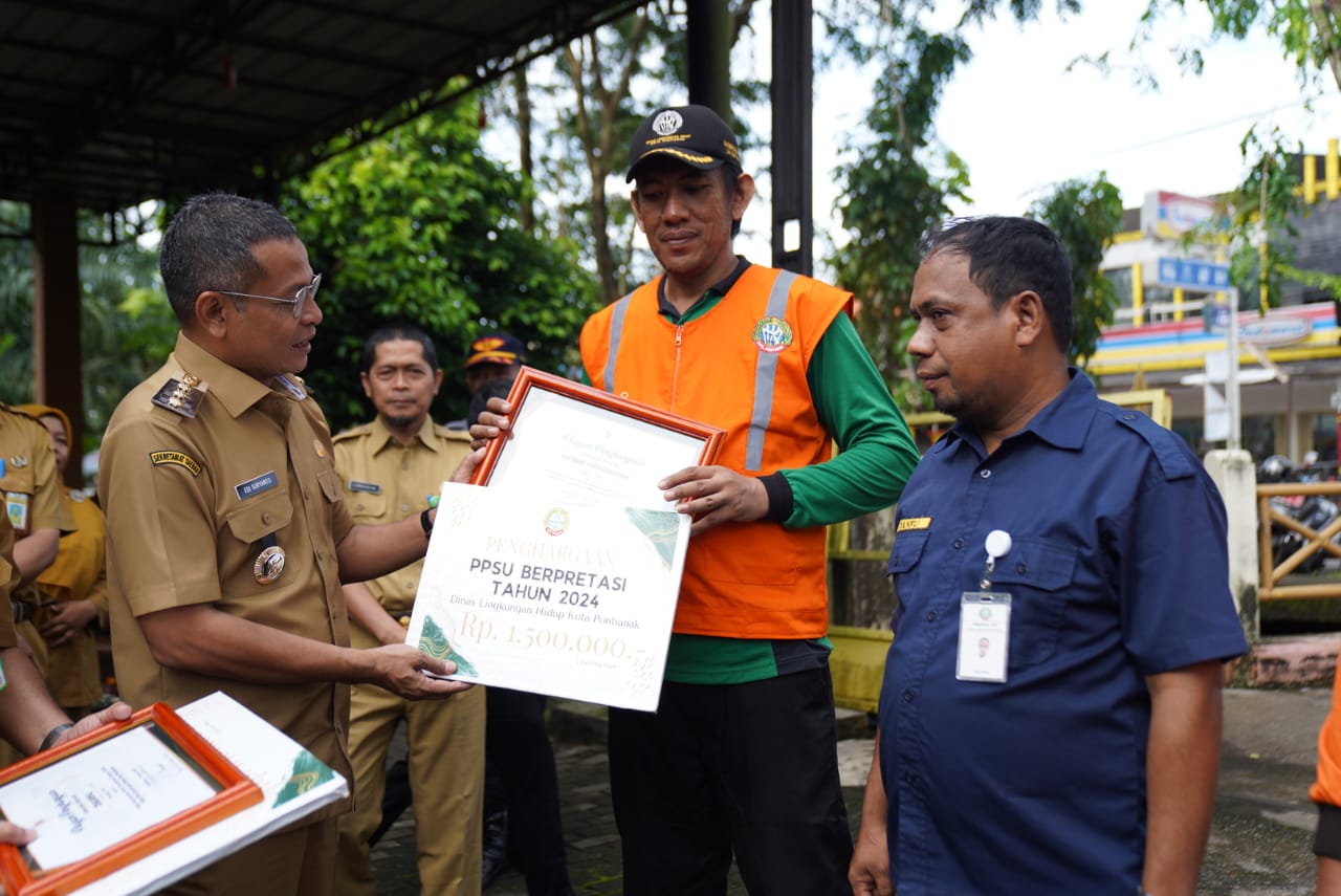 PENGHARGAAN: PJ Wali Kota Pontianak, &nbsp;Edi Suryanto memberikan piagam penghargaan kepada petugas PPSU DLH Pontianak.