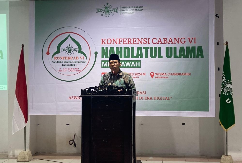 SAMBUTAN: Penjabat Bupati Mempawah Ismail saat memberikan sambutan dalam acara Konfercab ke-VI NU.