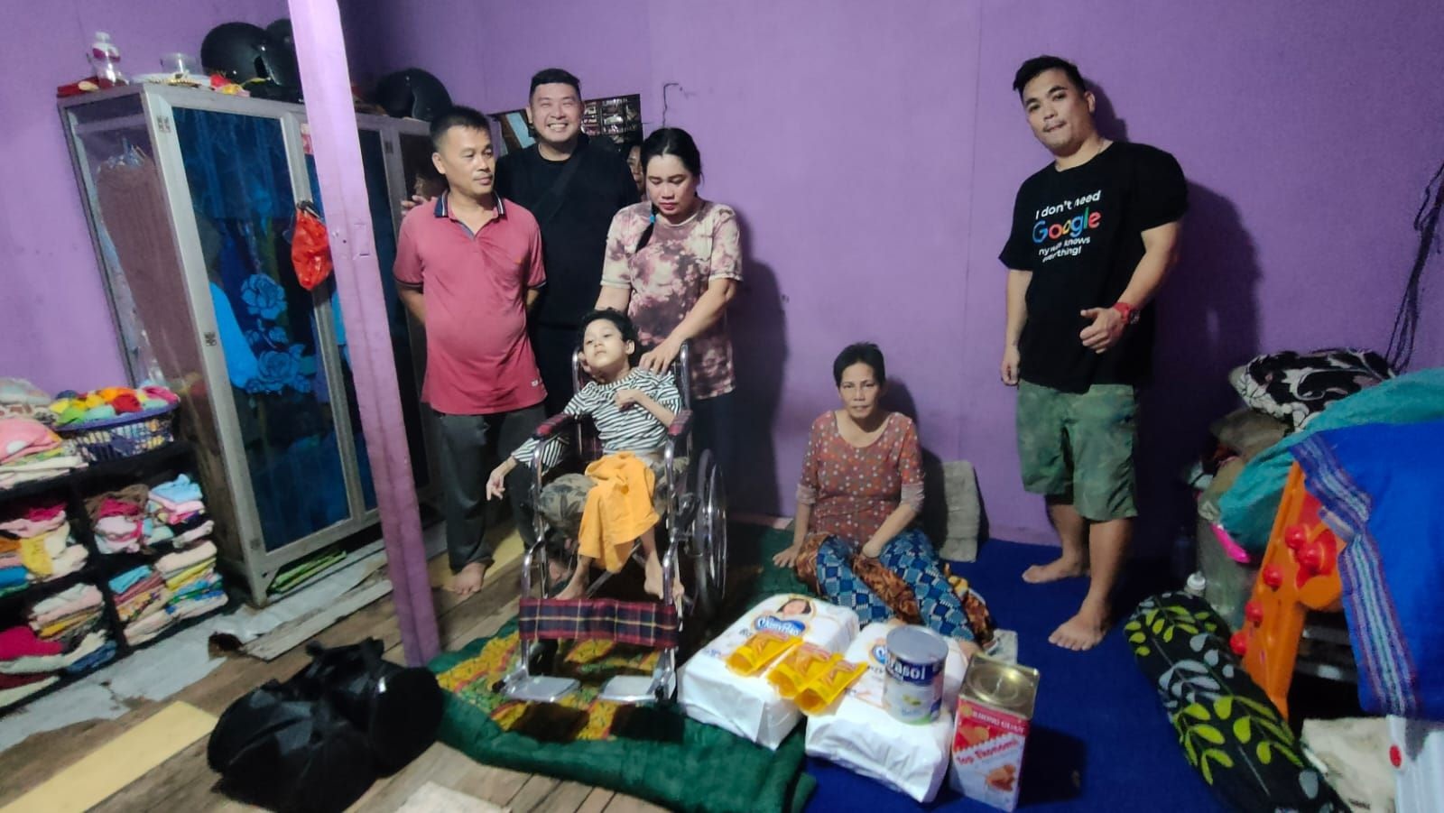 BANTUAN: PSMTI menyerahkan bantuan kepada Mei-Mei, warga yang mengalami kelumpuhan.