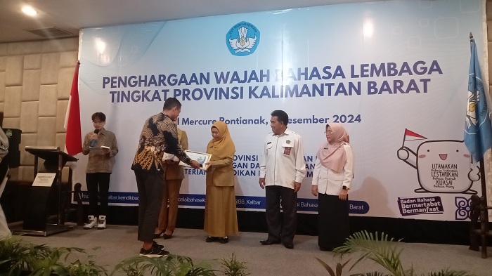 APRESIASI:&nbsp;Plh Kepala Balai Bahasa Kalbar, Gulana Hadi Prayitno serahkan penghargaan Apresiasi Pengutamaan Bahasa Negara kepada sejumlah lembaga, Senin (2/12).