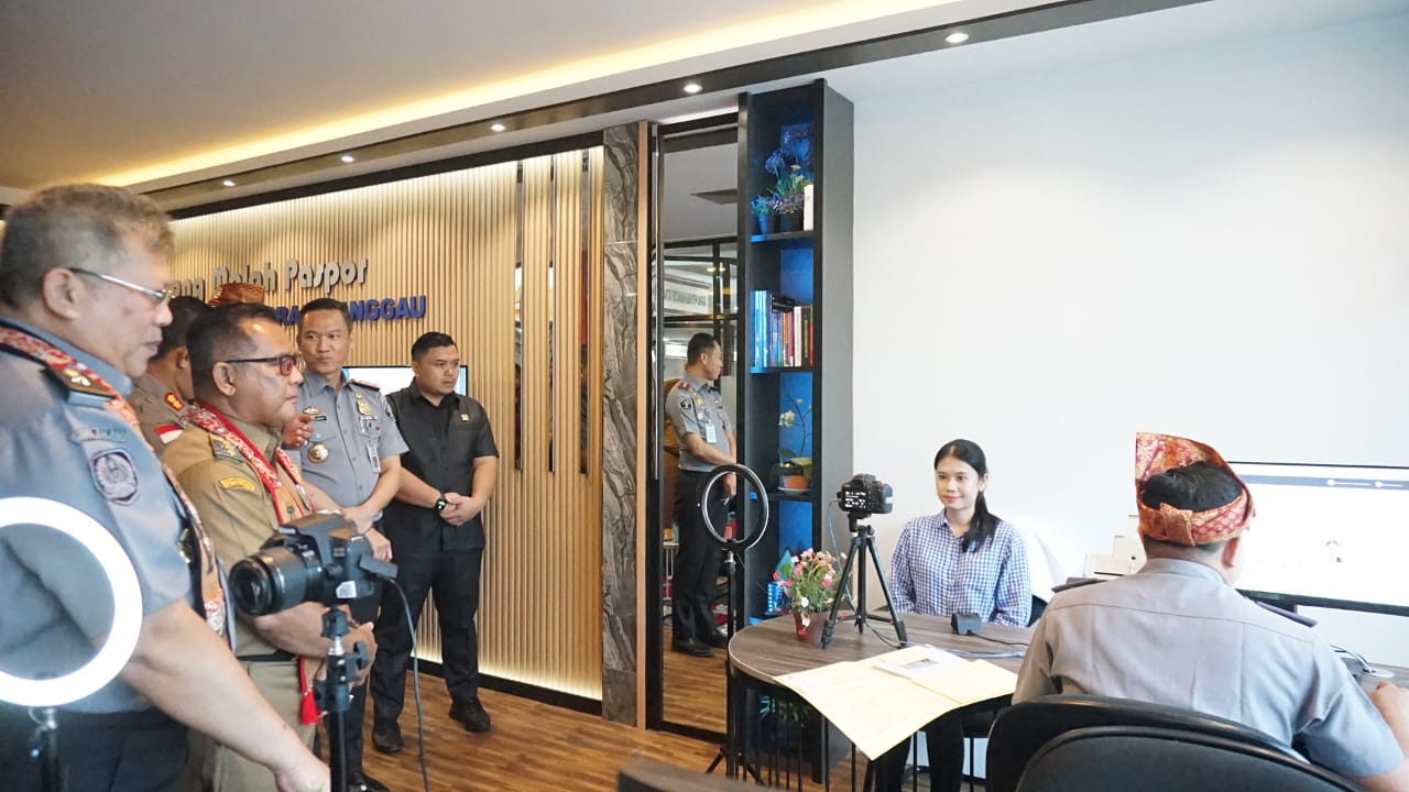 PASPOR : Kantor Imigrasi Kelas II TPI Sanggau meluncurkan layanan pembuatan paspor yang diberi nama diberi nama Antong Molah Paspor di Mall Pelayanan Publik (MPP) Kabupaten Sanggau.