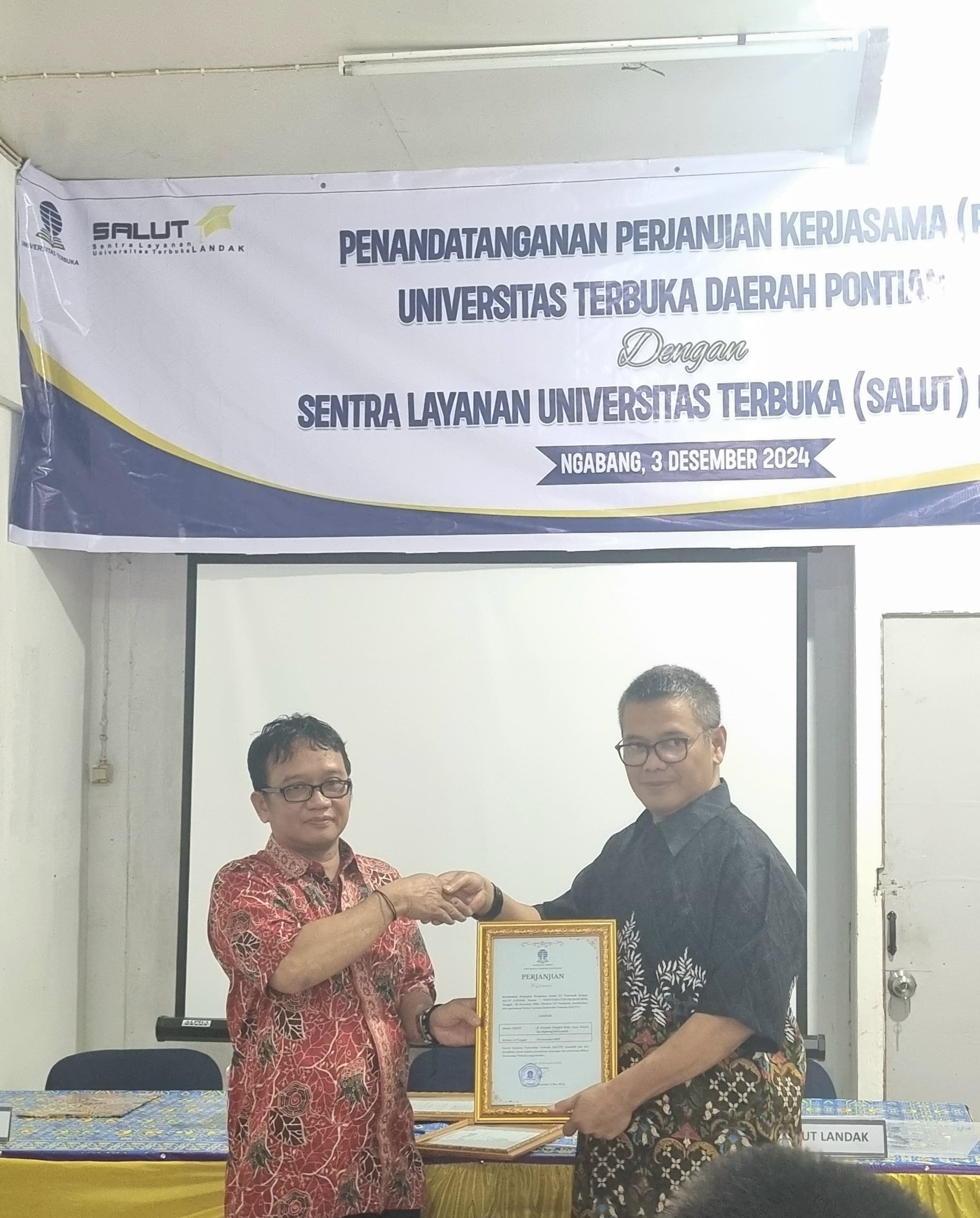 Direktur UT Pontianak Dr. Romi Setiawan, bersama Kepala Salut Landak L.Sahat Tinambunan usai lakukan penandatanganan Kerjasama.