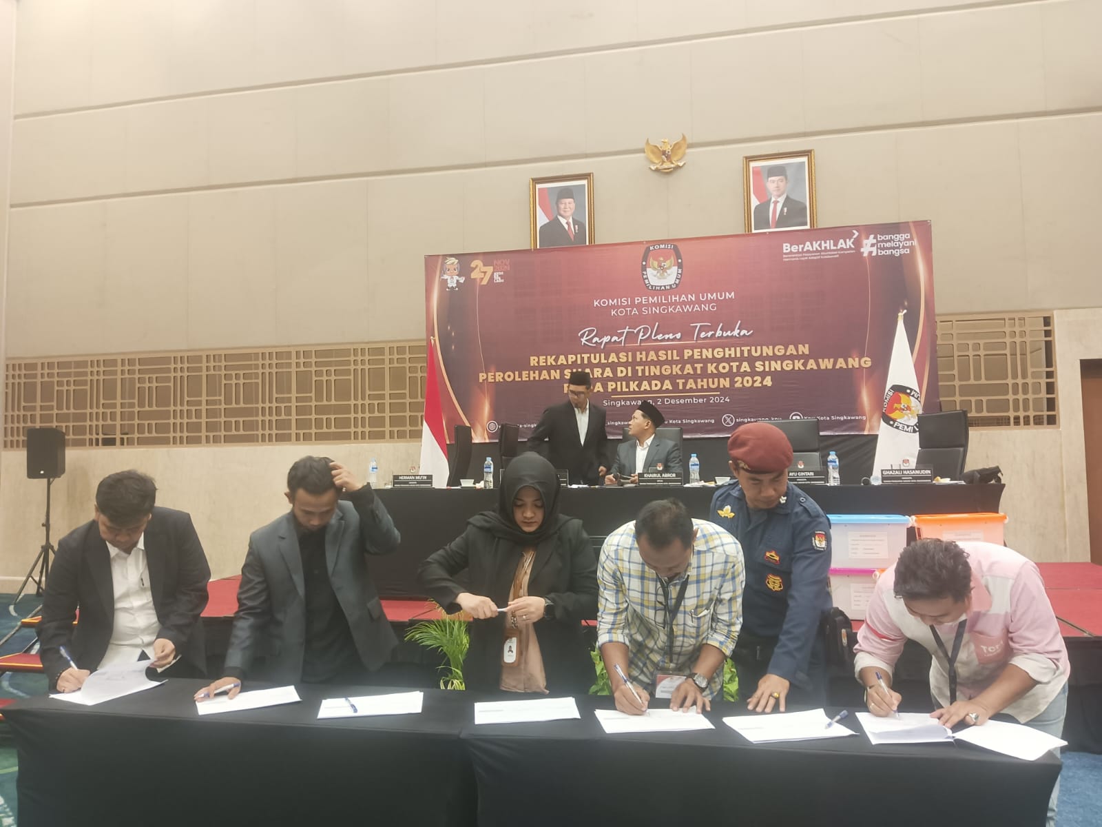 SUARA: Penandatanganan berita acara hasil penghitungan suara Pilkada 2024 di Kota Singkawang pada  rapat pleno terbuka rekapitulasi hasil penghitungan perolehan suara tingkat kota Singkawang.