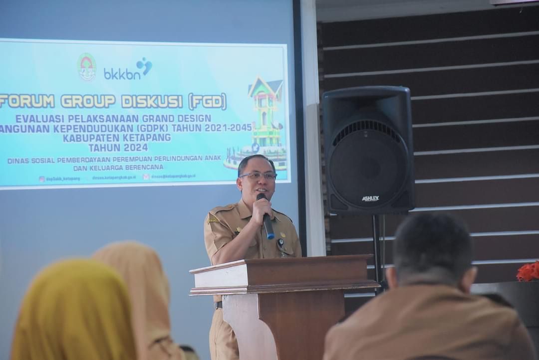 ARAHAN: Pj Sekda, Donatus Franseda, memberikan arahan saat membuka rapat evaluasi GDPK, Senin (2/12).