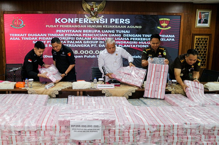 Kapuspenkum Kejagung Harli Siregar (tengah) didampingi Direktur Penyidikan Jampidsus Abdul Qohar (kedua kiri), Kabid Humas dan Media Puspenkum Irwan Datuiding (kedua kanan), dan Kasusbid Kehukuman Puspenkum Kejaksaan Agung Andri W S (kanan) menunjukkan ua