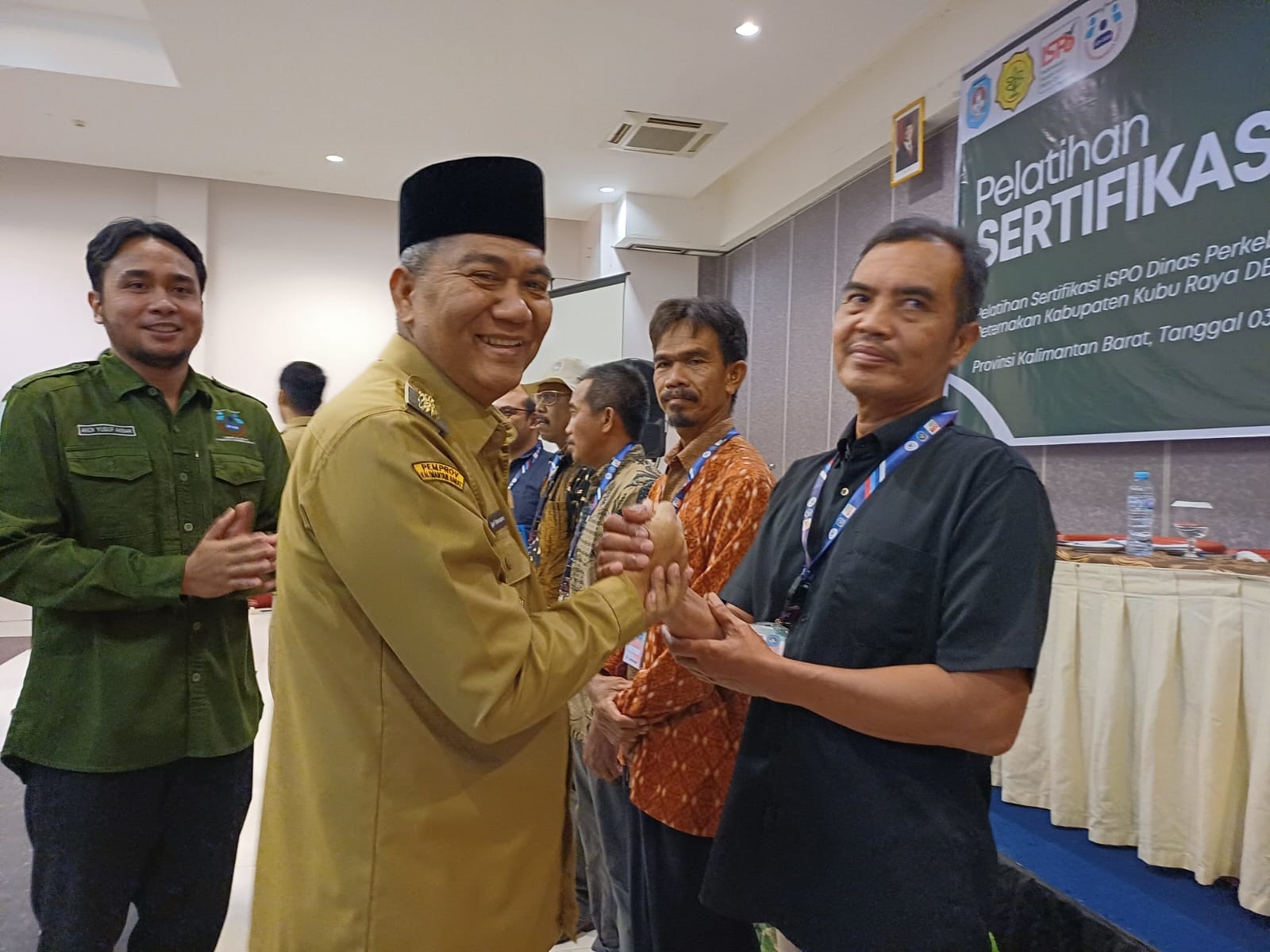 SALAMI PESERTA: Pj Bupati Kubu Raya, Syarif Kamaruzaman didampingi Lembaga Pelatihan ISPO Sumber Daya Indonesia Berjaya menyalami petani sawit peserta pelatihan ISPO, Selasa (3/12).