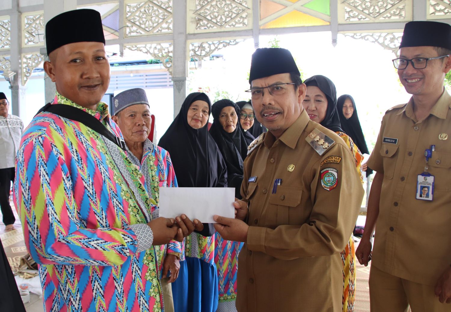 LEPAS UMRAH: Pj Bupati Mempawah, Ismail saat melepas sebelas jemaah umrah di Rumah Dinas Bupati Mempawah.