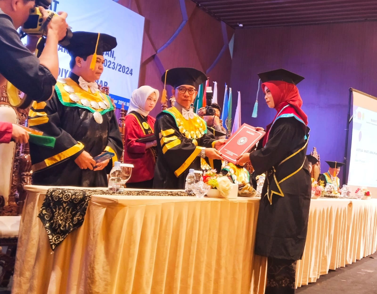 WISUDA: Institut Teknologi dan Kesehatan Muhammadiyah Kalimantan Barat mengelar upacara wisuda dan pengukuhan guru besar, Selasa (3/12).