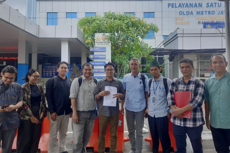 Sejumlah Solidaritas Pekerja CNN Indonesia (SPCI) saat melaporkan manajemen CNN Indonesia ke Polda Metro Jaya, Rabu (4/12)