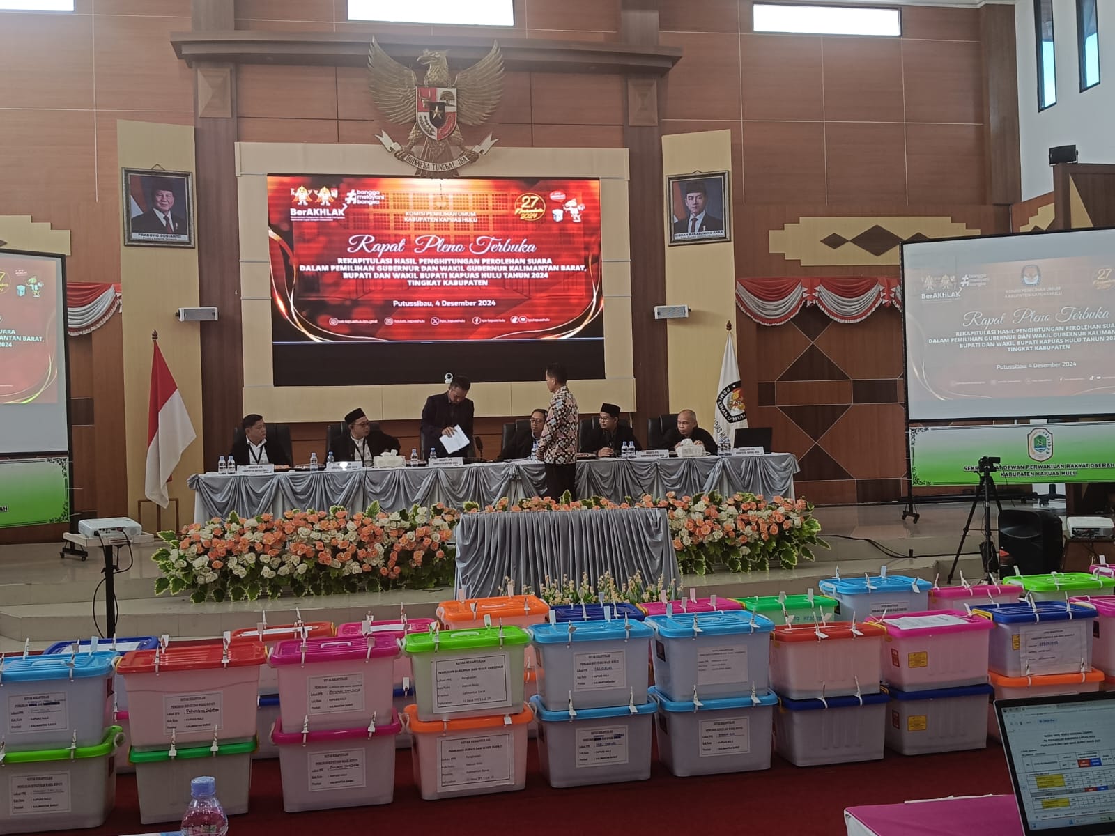 MULAI DIGELAR: Rekapitulasi Pilkada tingkat kabupaten mulai digelar oleh KPU Kapuas Hulu.