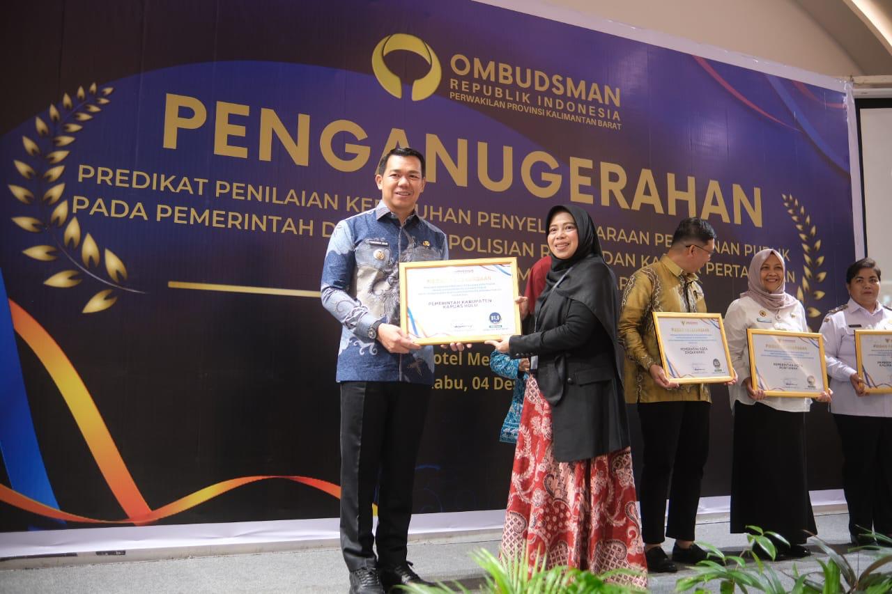 Penghargaan: Bupati Kapuas Hulu Fransiskus Diaan saat meraih penghargaan dari Ombudsman.