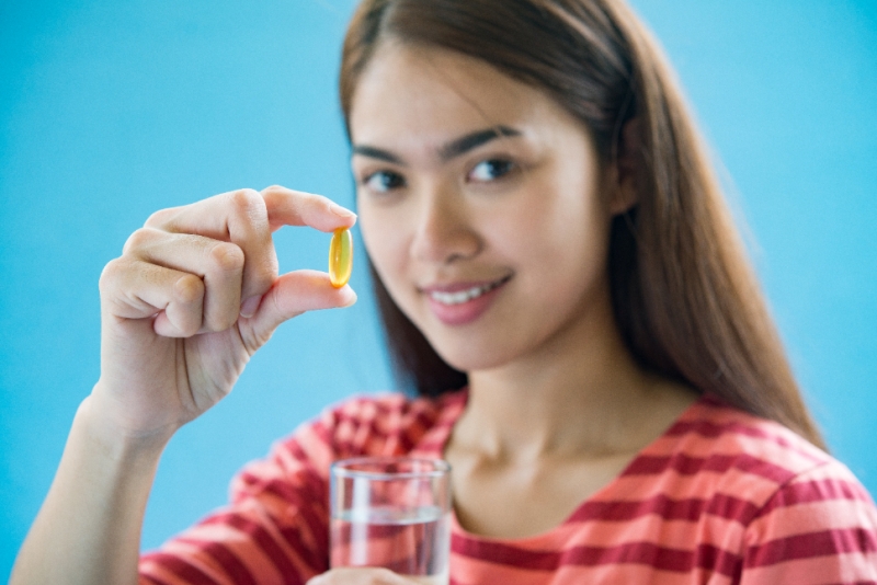 Ilustrasi mengonsumsi vitamin E.