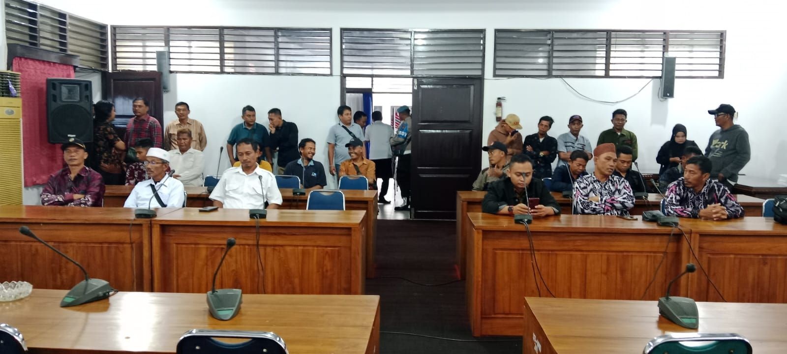 AUDIENSI : Plt Kades beserta perangkat desa Pasir saat beraudiensi dengan Komisi 3 DPRD.