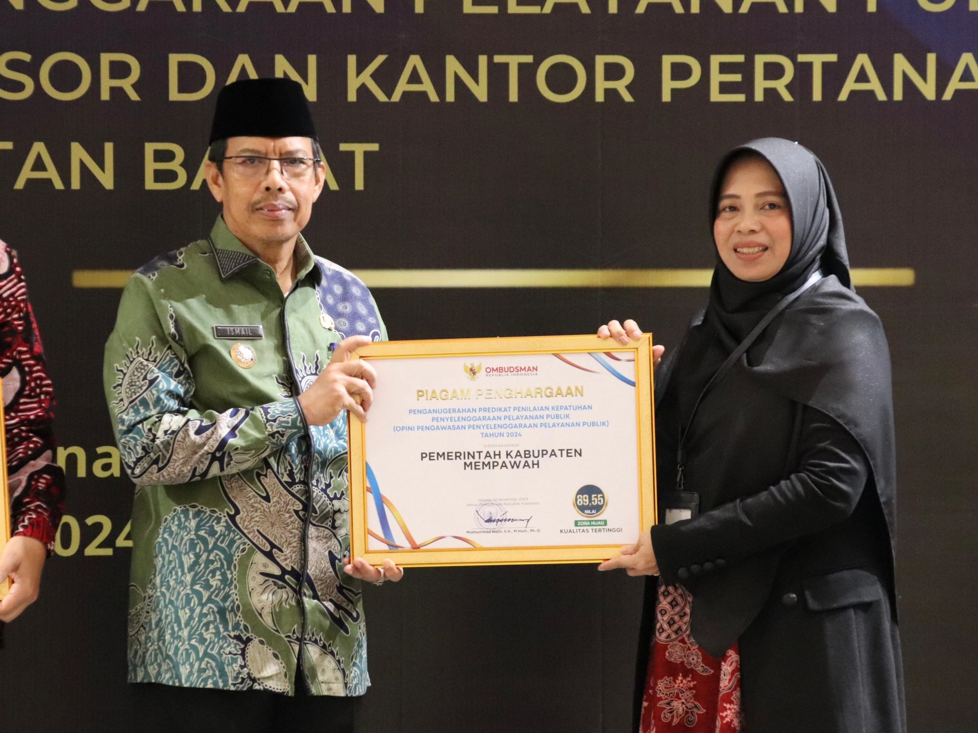 PENGHARGAAN : Pj Bupati Mempawah, Drs H Ismail, MM menerima penghargaan dari Ombudsman RI.