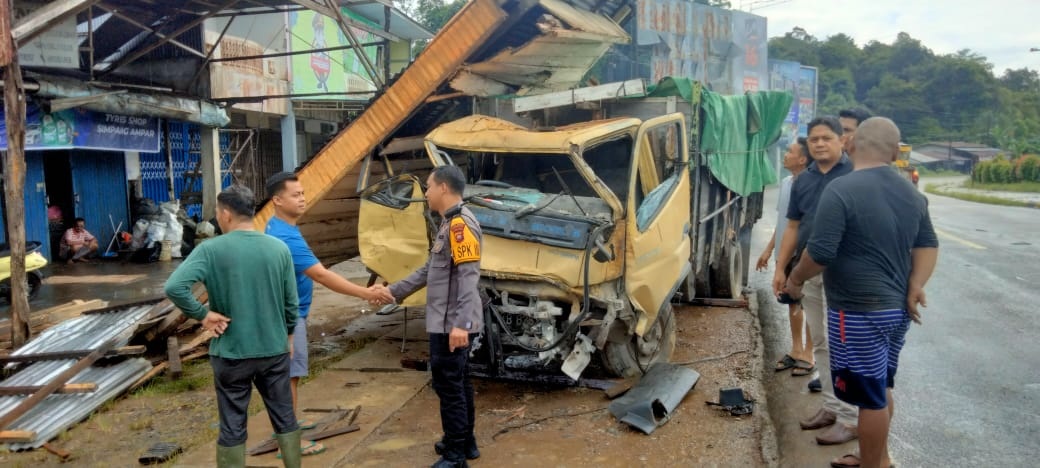 TRUK : Satu unit kendaraan roda enam (Truk,red) menggeruduk dua warung kopi hingga mengakibatkan satu orang meninggal dunia.