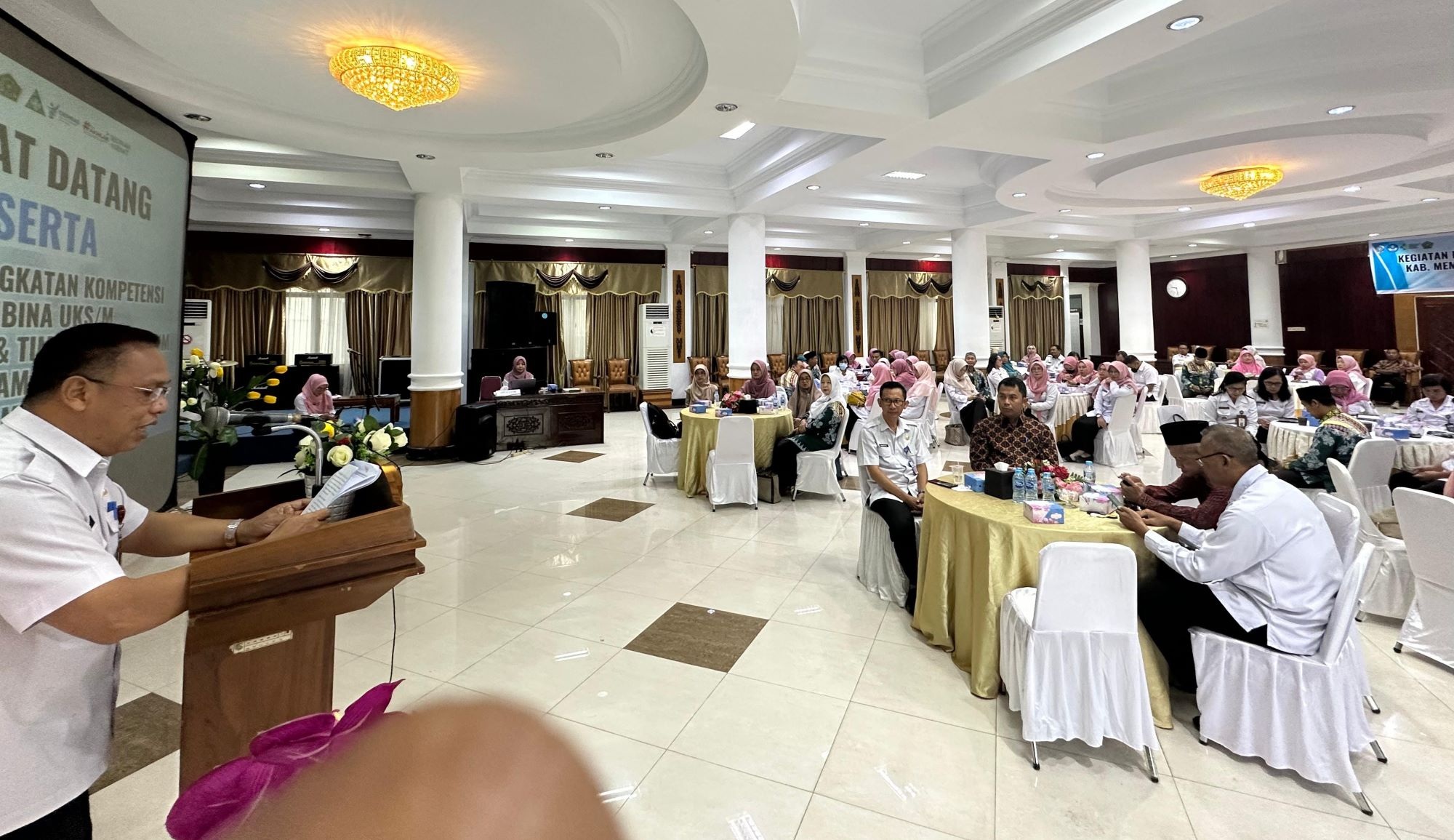 KEGIATAN : Suasana kegiatan peningkatan kompetensi Tim Pembinaan UKS/M kabupaten dan kecamatan di Kantor Bupati Mempawah.