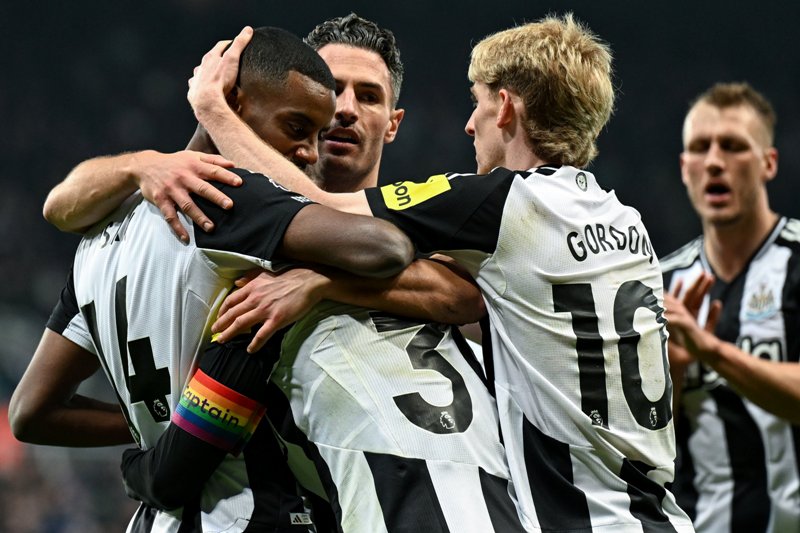 Pemain Newcastle United Alexander Isak (kiri) merayakan golnya ke gawang Liverpool pada pertandingan pekan ke-14 Liga Inggris di Stadion St. James Park, Newcastle, Kamis (5/12) dini hari WIB.