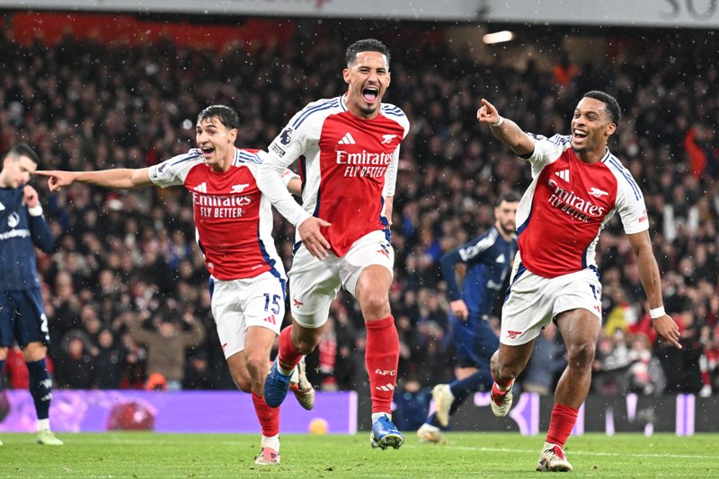 Pemain Arsenal William Saliba (kiri) merayakan golnya di menit ke-73 ke gawang Manchester United dalam pertandingan pekan ke-14 Liga Inggris di Stadion Emirates, London, Kamis (5/12) dini hari WIB.