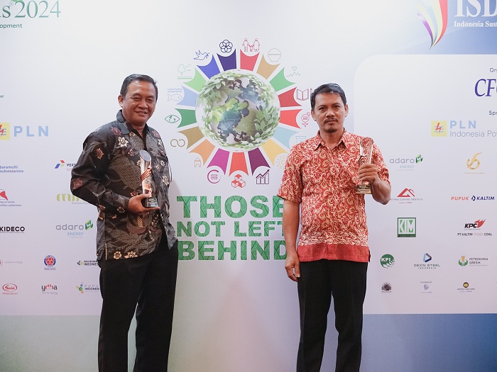 PT ANTAM Tbk UBPB Kalbar saat memperoleh penghargaan dalam ajang Indonesia CSR Award (ICA).