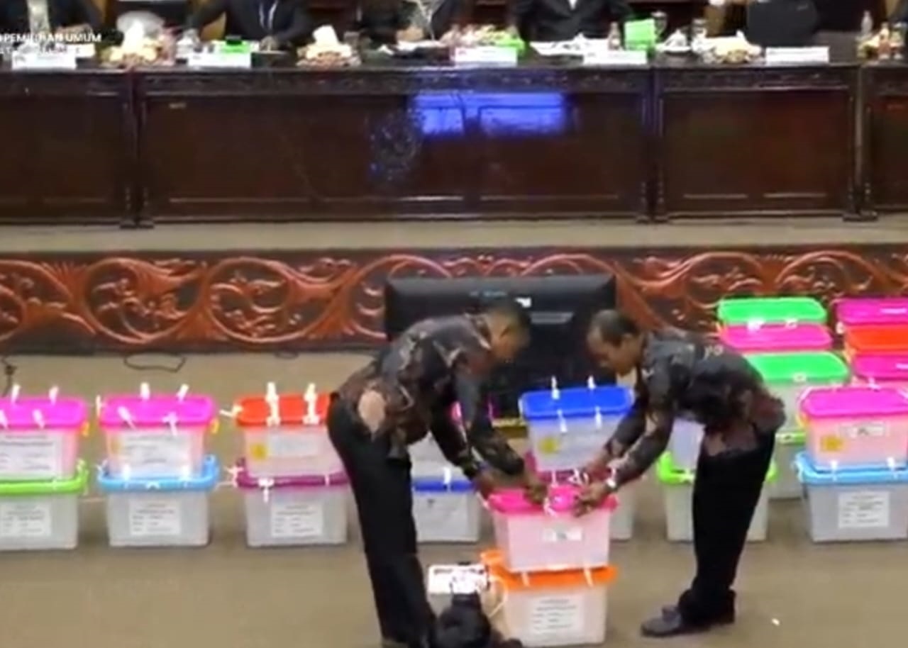PLENO REKAPITULASI: Suasana rapat pleno rekapitulasi yang digelar KPU Kabupaten Sambas pada Rabu (4/12) sore.