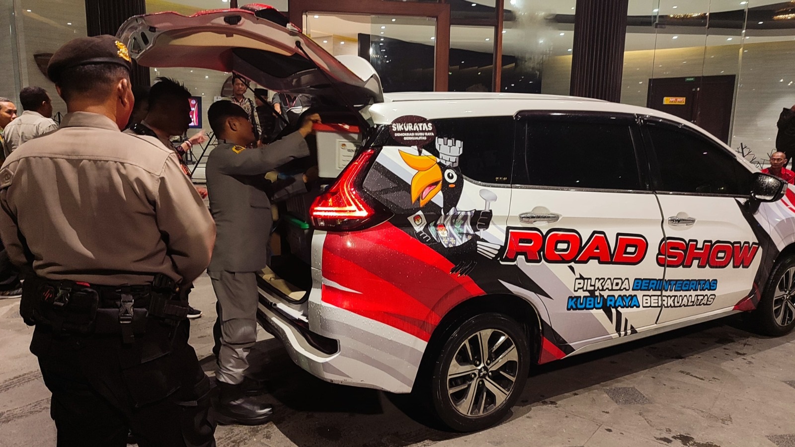 KAWAL: Petugas Polres Kubu Raya saat mengawal surat suara dalam Rapat Pleno Terbuka Rekapitulasi Hasil Perhitungan Perolehan Suara Pilgub Kalbar dan Pilkada Kubu Raya, Selasa (3/12), di Qubu Resort.