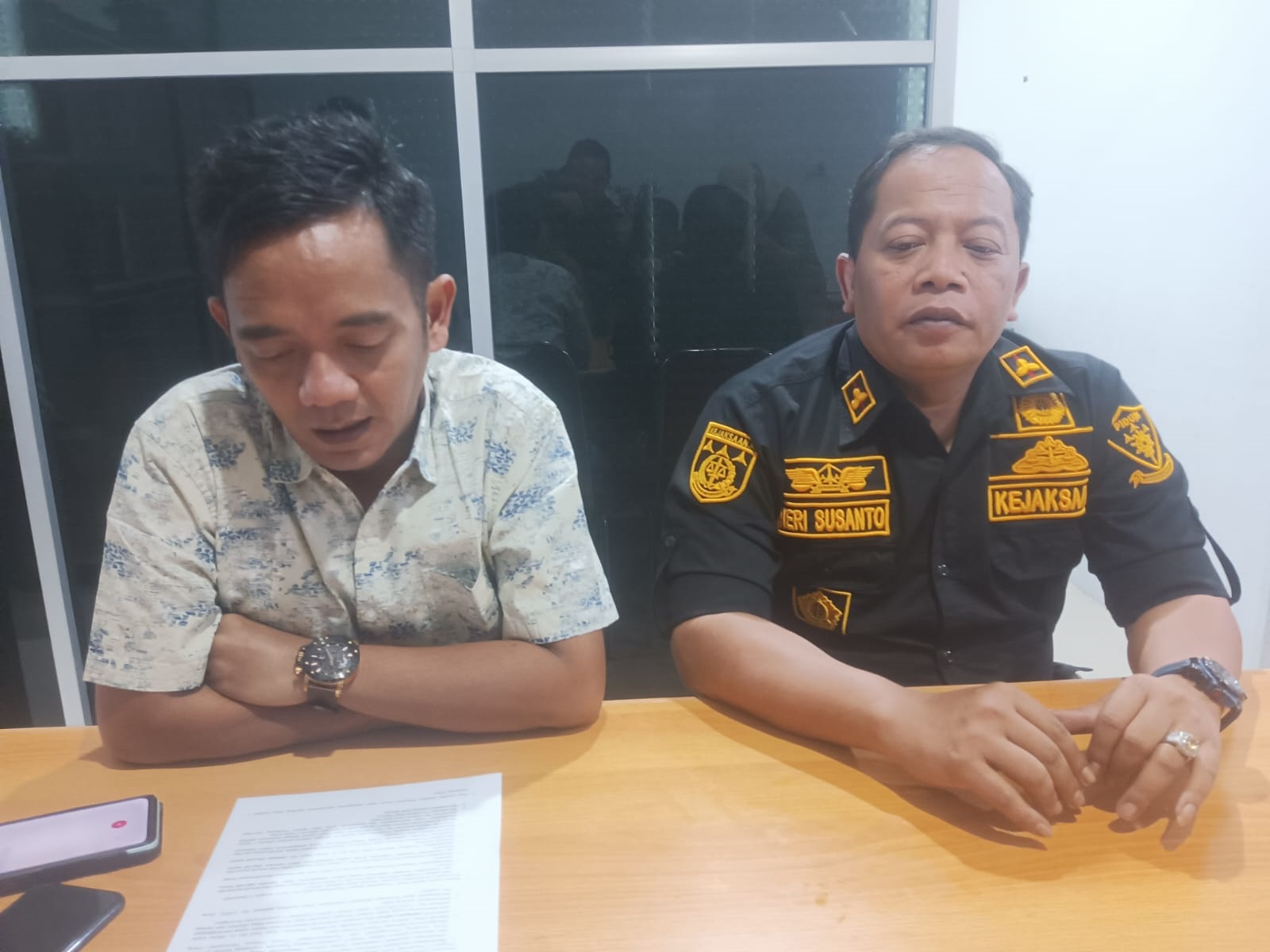 DAMPINGI: Kasi Intel Kejari Singkawang, Ambo Rizal Cahyadi mendampingi Kasipidum Kejaksaan Negeri Singkawang, Heri Susanto, saat ditanya awak media terkait vonis hakim atas kasus TPPU.