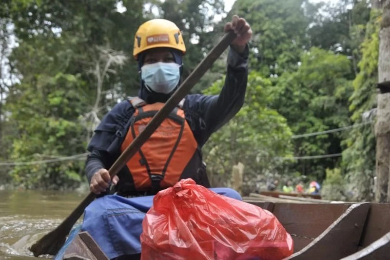 MEMBAWA BANTUAN: Sorang relawan Rumah Zakat Pontianak saat membawa sejumlah bantuan untuk warga terdampak banjir di Kabupaten Sintang, 3 tahun lalu.