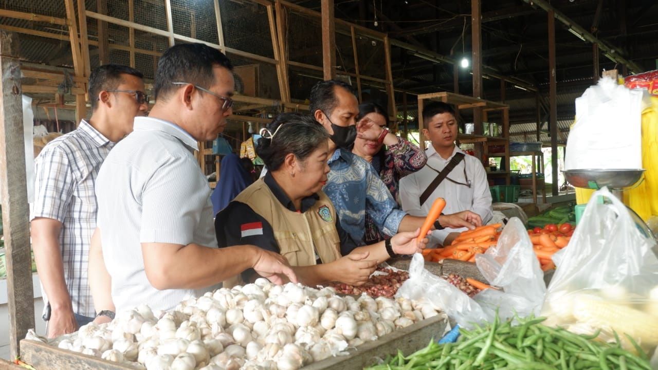 TINJAU PASAR: Satgas Pangan Kabupaten Landak saat melakukan sidak di pasar rakyat untuk memastikan stok dan harga bahan pokok selama pelaksaan MTQ di Kabupaten Landak.