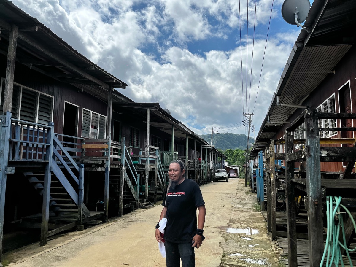 Rumah Panjang suku Iban Sungai Tanap yang berjarak 500 meter dari Gua Niah.