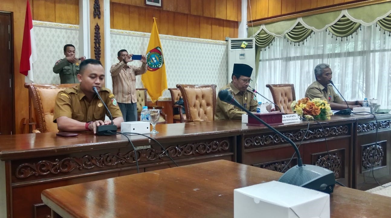 AUDIENSI: Penjabat Mempawah Bupati Ismail didampingi Ketua BPBD saat menerima audiensi warga Desa Pasir.