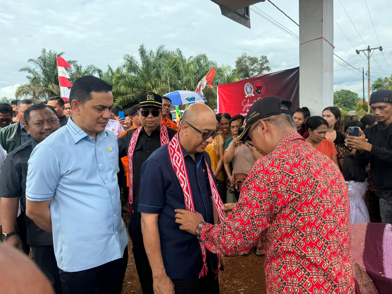 Rombongan Anggota Komisi V DPR RI disambut warga Sungai Ambawang di kantor Desa Pancaroba. Tampak Syarif Abdullah Alkadrie anggota Komisi V DPR RI bersama Ketua Komisi V DPR RI.
