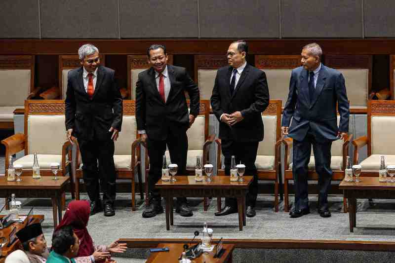 PIMPINAN BARU: Ketua KPK terpilih Setyo Budiyanto (kiri) bersama Wakil Ketua KPK terpilih Fitroh Rohcahyanto, Agus Joko Pramono dan Ibnu Basuki mengikuti Rapat Paripurna DPR, kemarin.