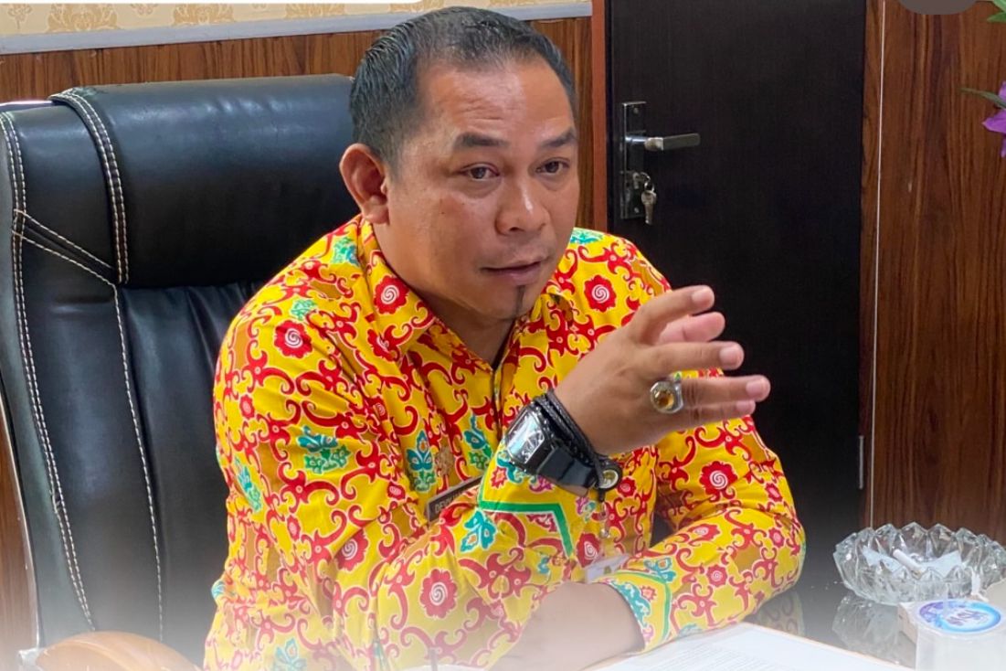 ARAHAN: Asisten Sekda, Devy Harinda, memberikan arahan saat memimpin rapat percepatan penyaluran DAK Fisik 2024.