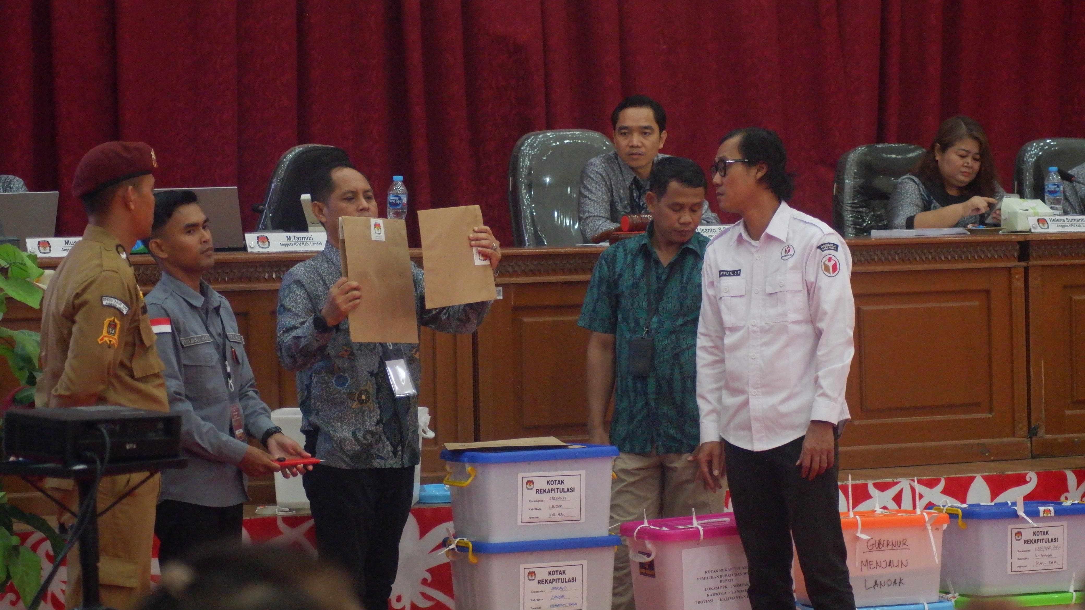 PLENO: KPU Kabupaten Landak saat menggelar rapat pleno terbuka rekapitulasi hasil perolehan suara Pilkada di Kabupaten Landak di aula Gedung DPRD Landak. (Istimewa)