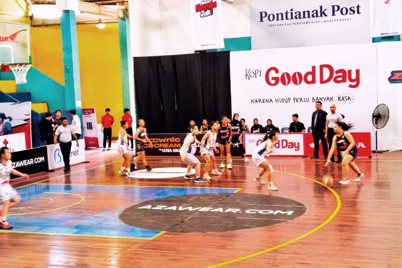 Pertandingan pembuka&nbsp;Honda DBL with Kopi Good Day 2024 west kalimantan series antara&nbsp;Tim Putri SMA Santo Paulus melawan Putri SMAN 2 Pontianak, Jumat (6/12)