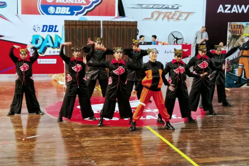 Penampilan tim dance SMAN 2 Pontianak pada ajang DBL Dance Competions pada Jumat (6/12)