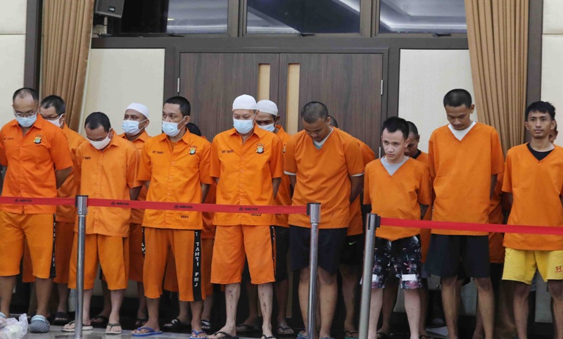 TERSANGKA: Sejumlah tersangka kasus narkotika ditampilkan saat press release terkait Pencapaian Desk Pemberantasan Narkoba di Mabes Polri, Jakarta, Kamis (5/12).