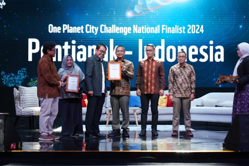 PENGHARGAAN: Penjabat Wali Kota Pontianak, Edi Suryanto menerima penghargaan One Planet City Challenge dari WWF di Jakarta.