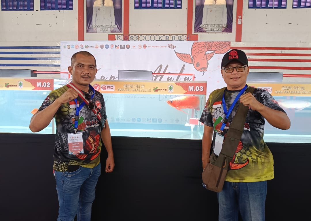 GELAR KONTES: Baco Maiwa Ketua Kompai Kapuas Hulu bersama Andrika Wahidin Sekretaris Kompai saat memperlihatkan ikan -ikan yang siap menjalani kontes.