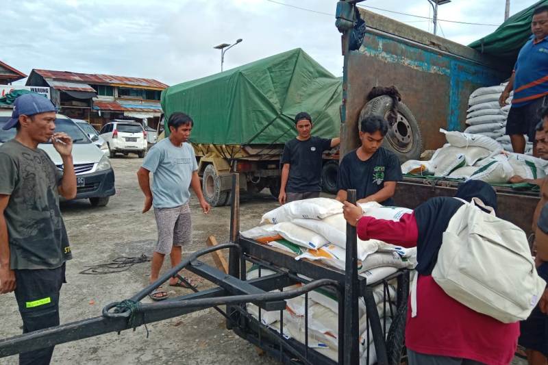 BANTUAN: Pendistribusian beras bantuan pangan di Kapuas Hulu sudah mencapai 94 persen.