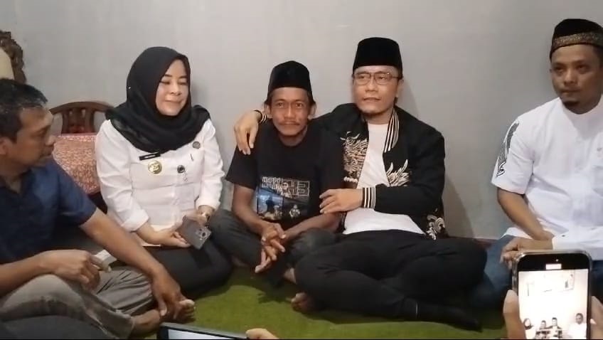 SALING MEMAAFKAN: Miftah Maulana Habiburrahman (dua dari kanan) mengunjungi rumah Sunhaji (tengah) di Dusun Gesari, Desa Banyusari, Kecamatan Grabag, Kabupaten Magelang, kemarin.