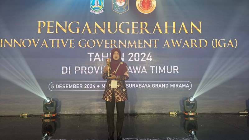 PENGHARGAAN: Staf Ahli Bidang Pemerintahan dan SDM Rusdalita saat menerima penghargaan dari Kemendagri di Surabaya, Jawa Timur.