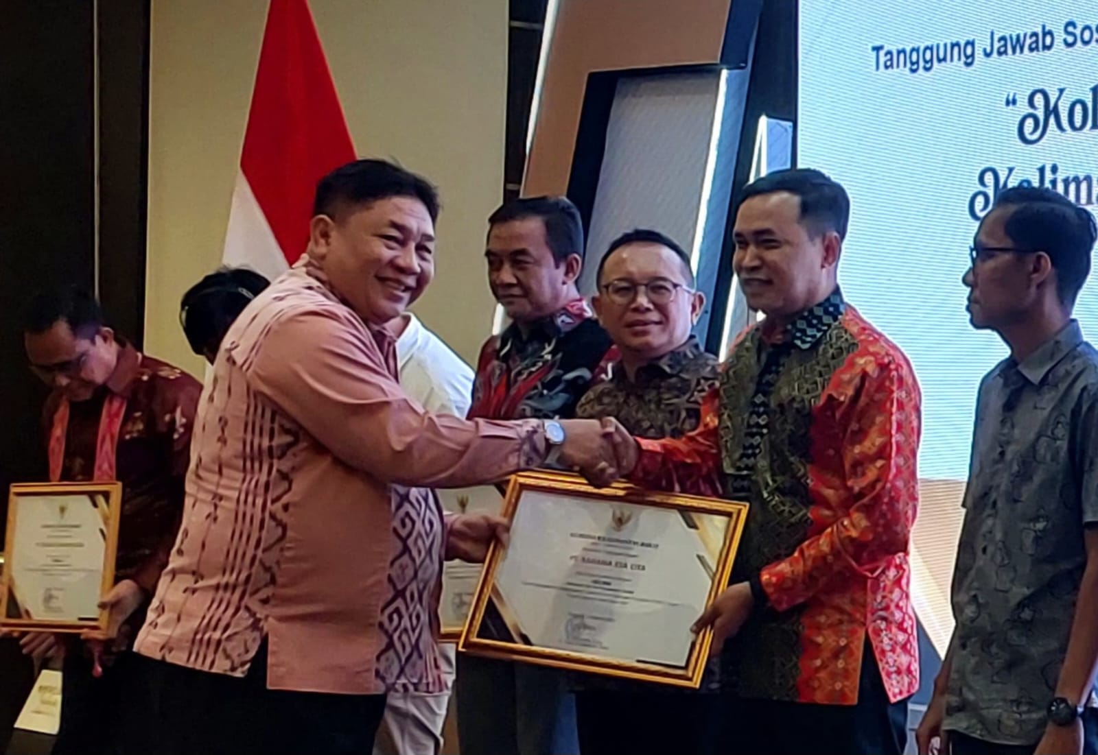 Penghargaan TSPLB Award 2024 diterima Rudi Candra, Manager Humas PT. Sarana Esa Cita dan PT.Mulia Indah.
