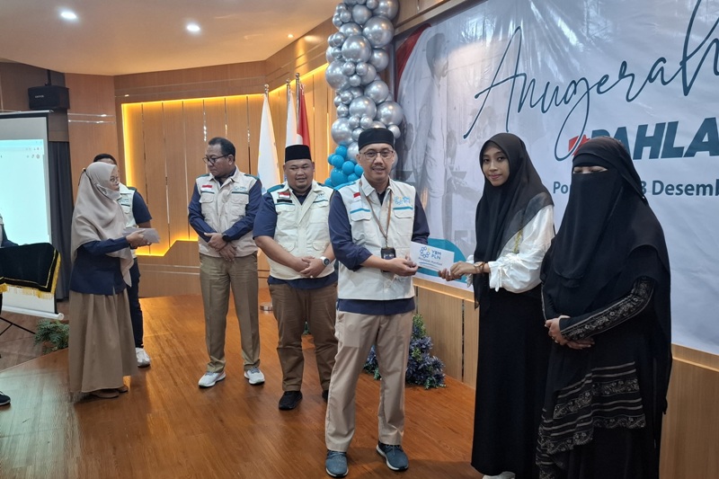 PENGHARGAAN: Senior Manager Niaga dan Manajemen Pelanggan PLN UID Kalbar, Albert Safaria menyerahkan&nbsp;Anugerah Guru Pahlawan Bangsa kepada perwakilan guru di Aula PLN UP3 Pontianak (3/12).
