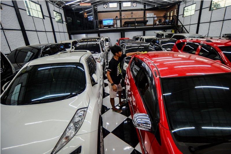 Pekerja membersihkan mobil di salah satu showroom. Pemerintah akan menaikkan tarif Pajar Pertambahan Nilai (PPN) untuk penjualan barang mewah menjadi 12 persen mulai 1 Januari 2025.